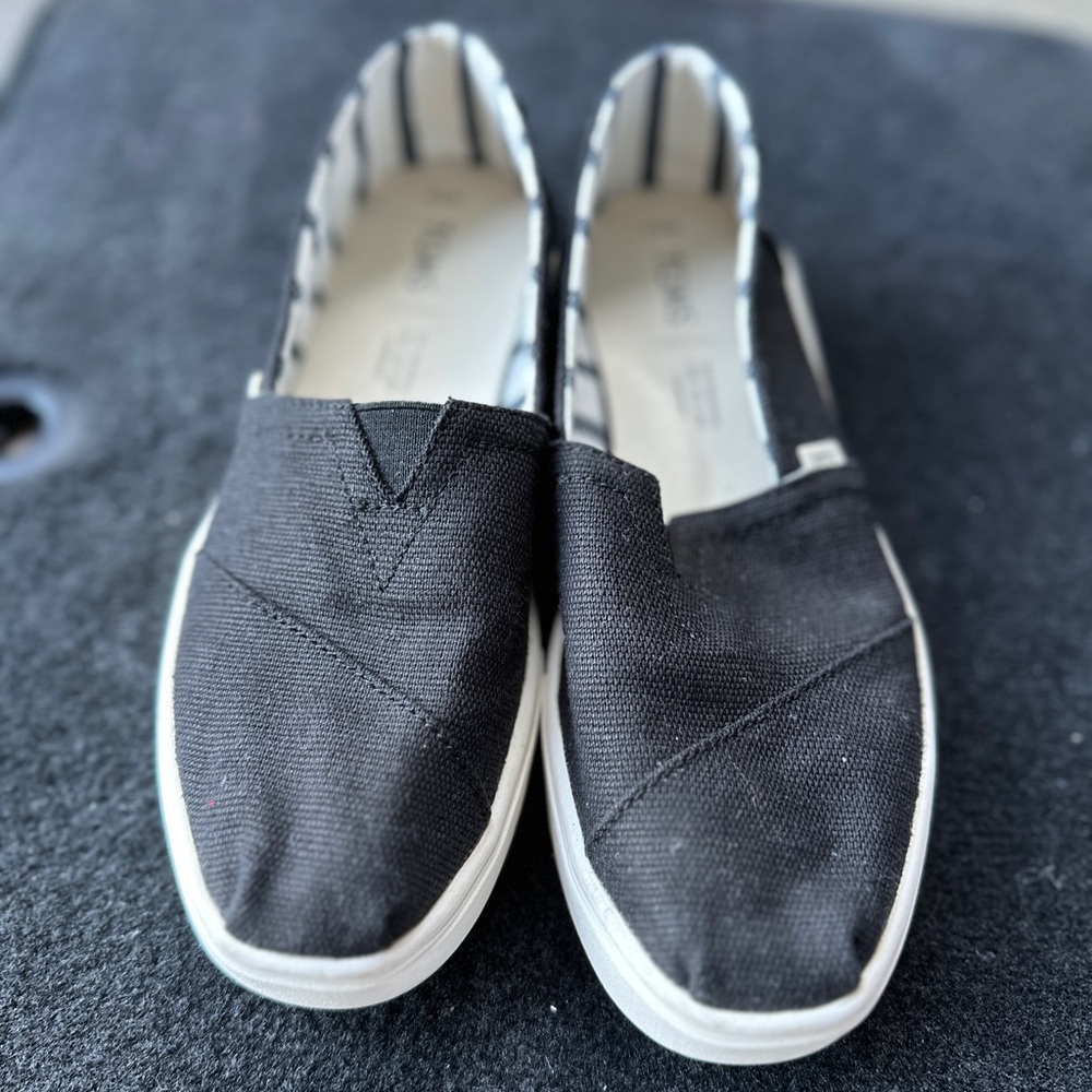 TOMS Black Alpargatas Slip-Ons